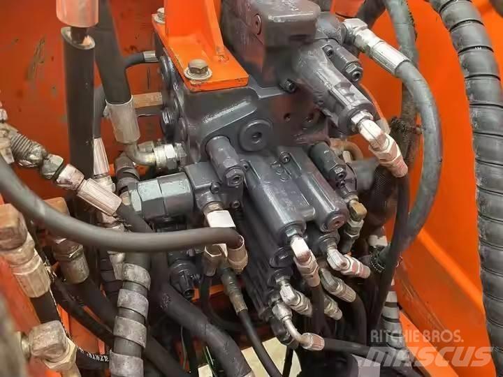Doosan DH80 Bageri guseničari