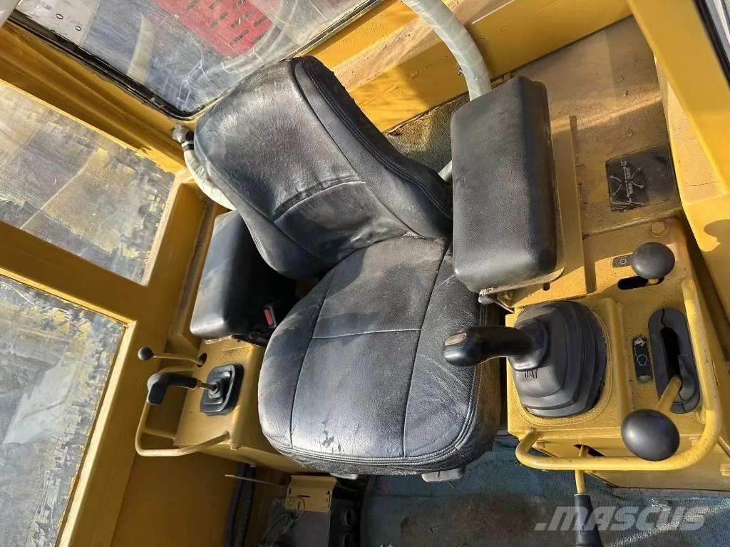 CAT D5C Buldožeri guseničari