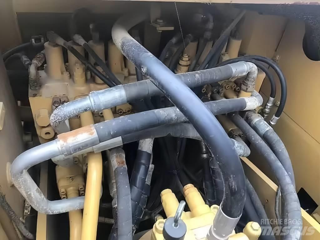 CAT 323 Bageri guseničari