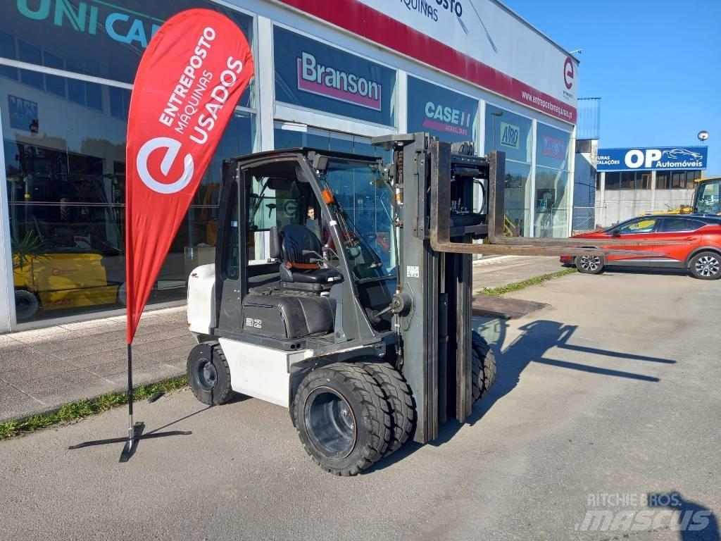 UniCarriers D32 Dizelski viljuškari