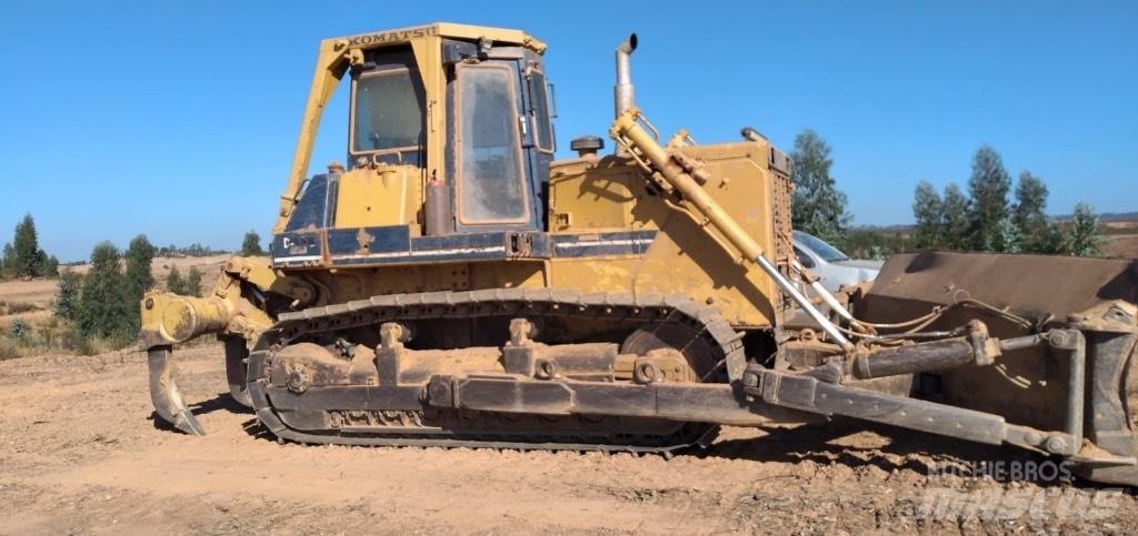 Komatsu D 85 E-21 Buldožeri guseničari