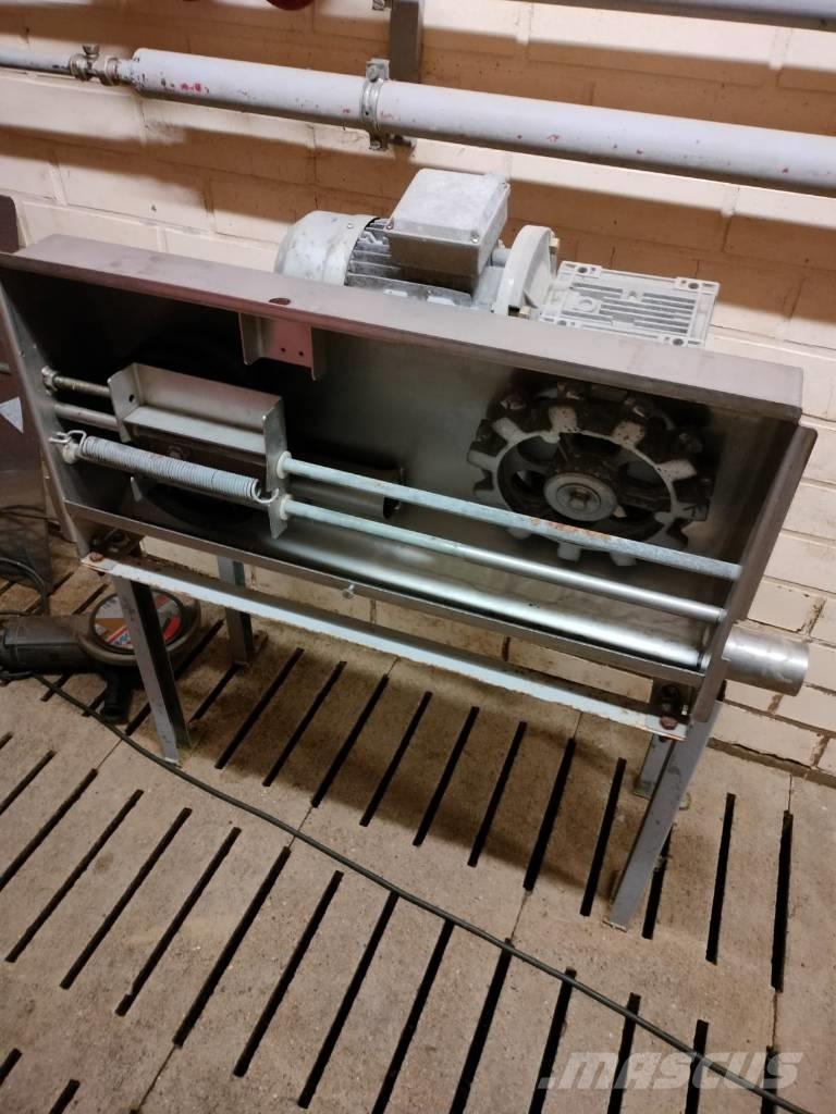 Pellon kuivaruokkija Hranilice za živinu