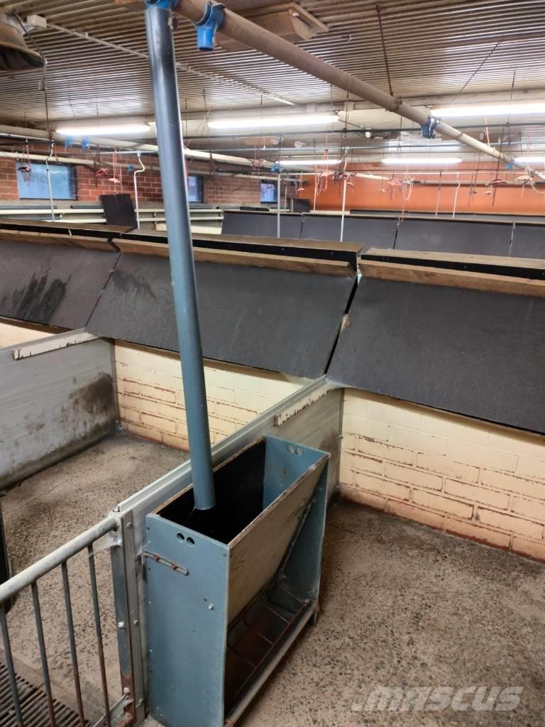 Pellon kuivaruokkija Hranilice za živinu