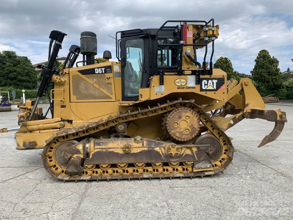 CAT D 6 T XLVP Buldožeri guseničari