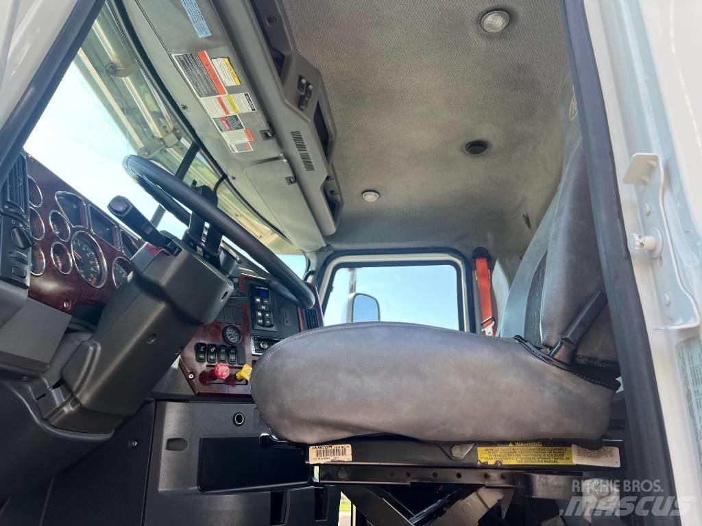 Mack CXU 613 Tegljači