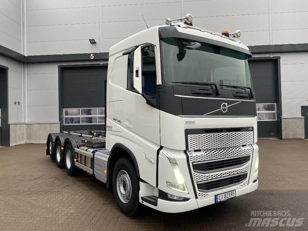 Volvo FH540 Tridem Rol kiper kamioni sa kukom za podizanje tereta