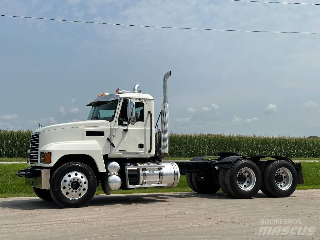 Mack Pinnacle 64ft Tegljači