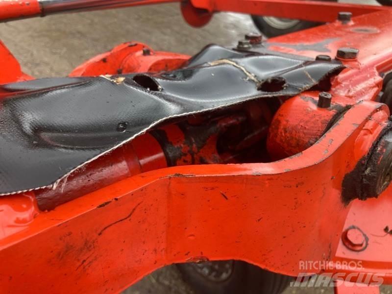 Kuhn GF8702T Okretači i sakupljači sena