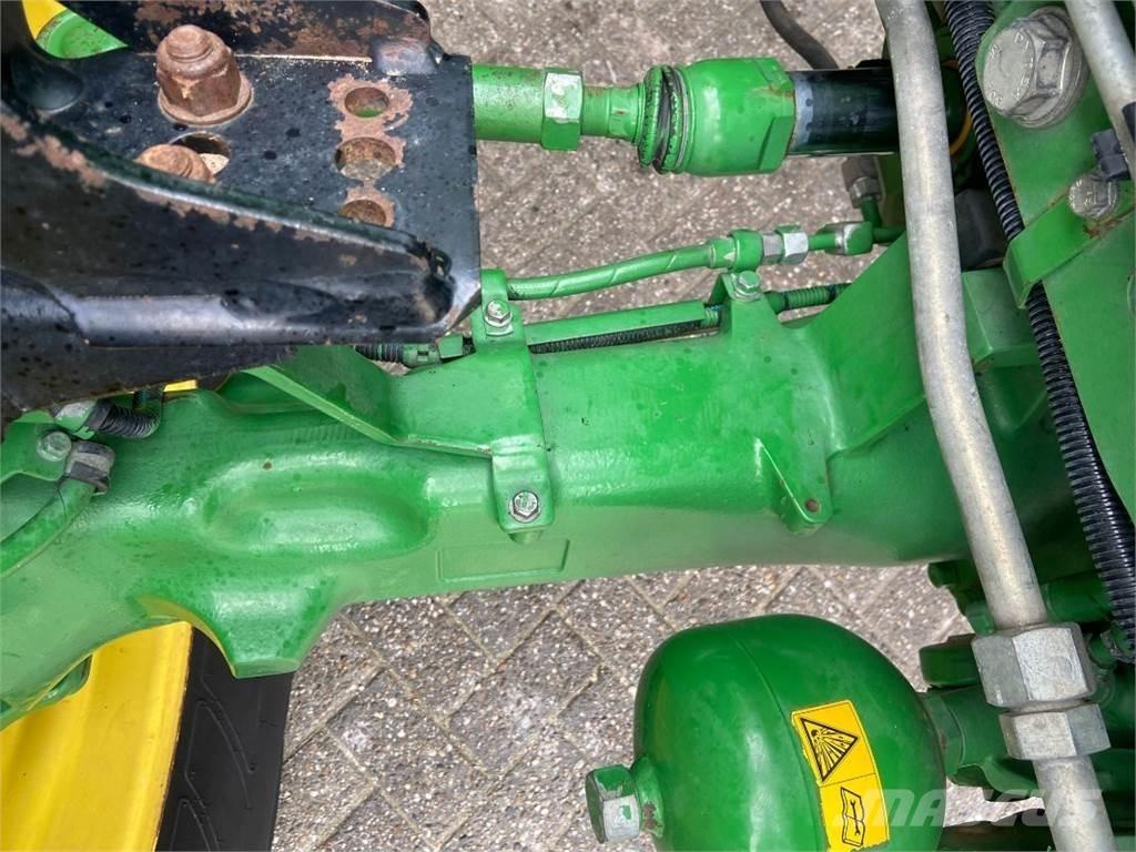 John Deere 6215R Traktori