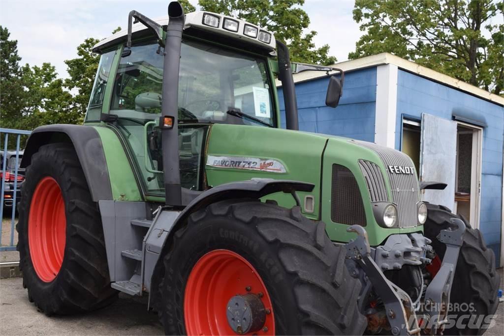 Fendt 712 Vario Traktori