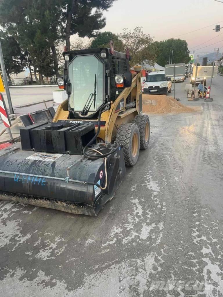 CAT 216 Skid steer mini utovarivači