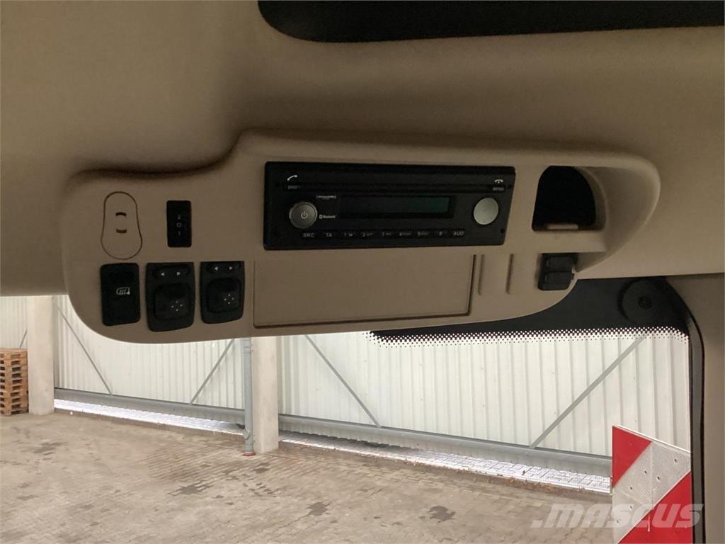 John Deere 6215R Traktori