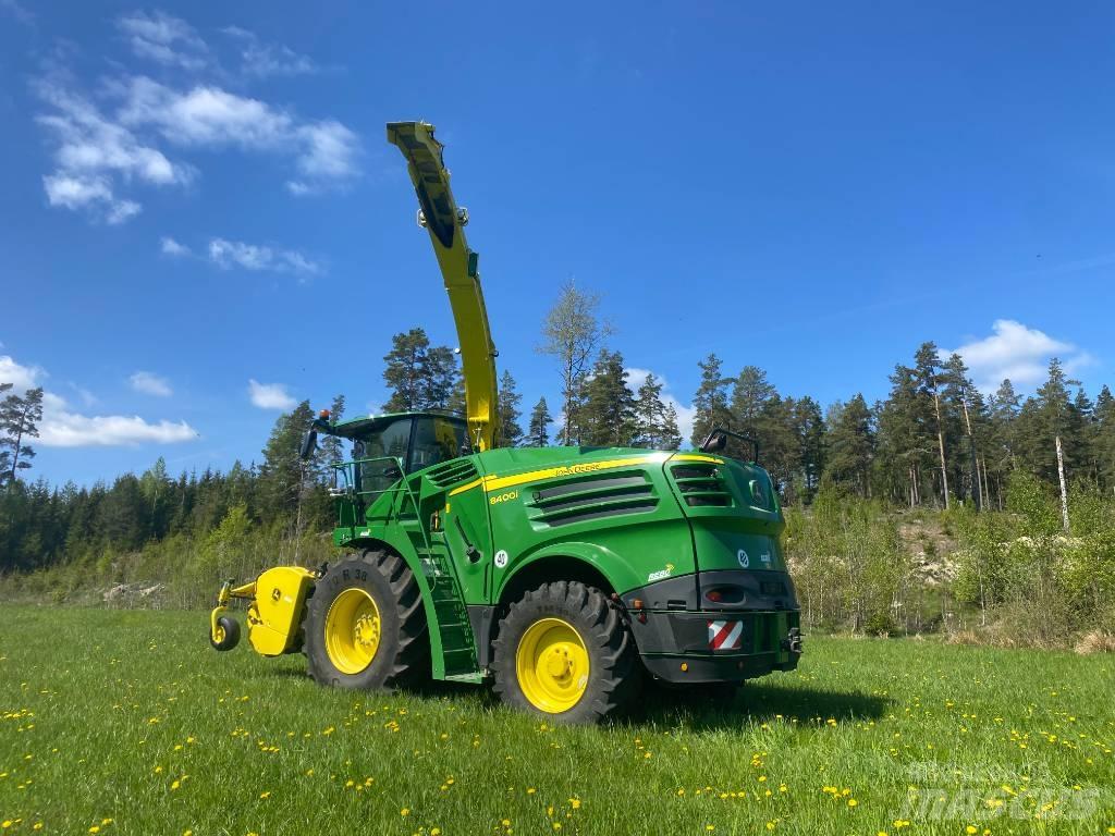 John Deere 8400 i Mašine za stočnu hranu sa sopstvenim pogonom