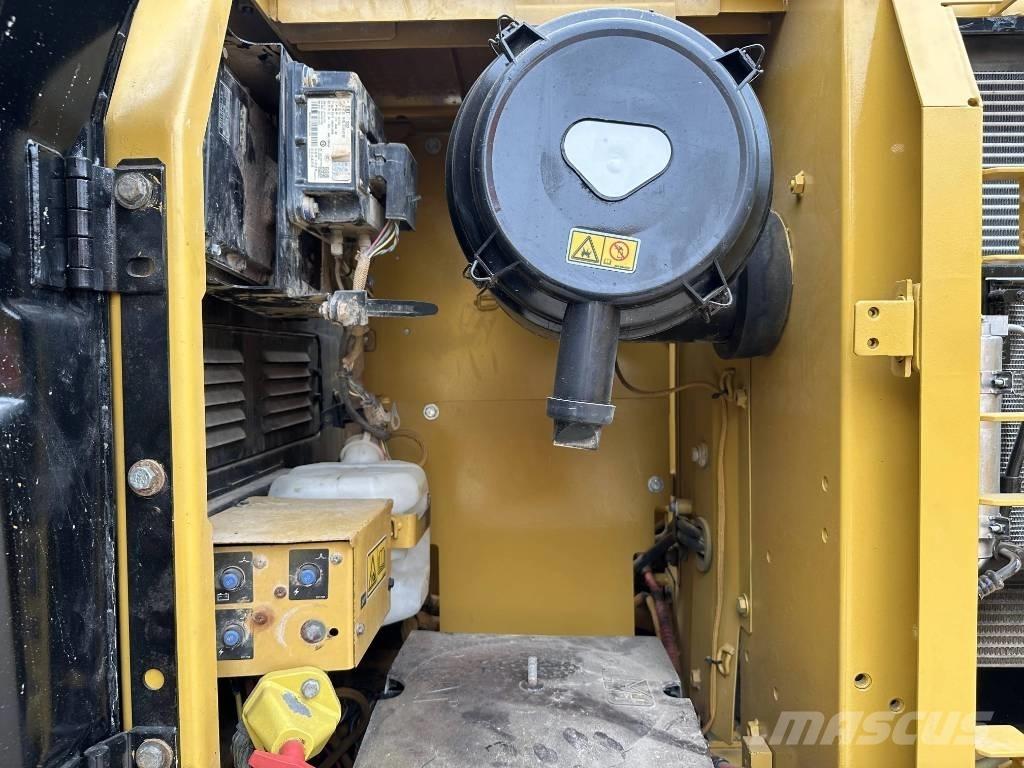 CAT 320D2 Bageri guseničari