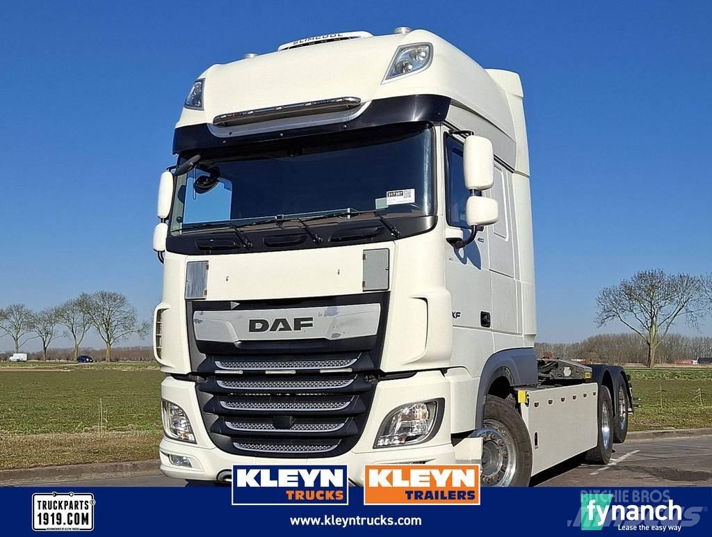 DAF XF 480 FAN Rol kiper kamioni sa kukom za podizanje tereta