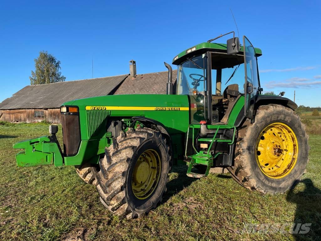John Deere 8200 Traktori
