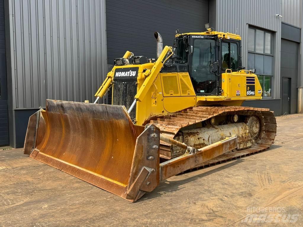 Komatsu D65PXi-18 Buldožeri guseničari