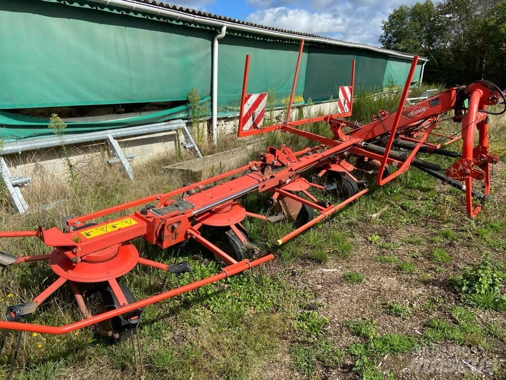 Kuhn GF8702 Okretači i sakupljači sena