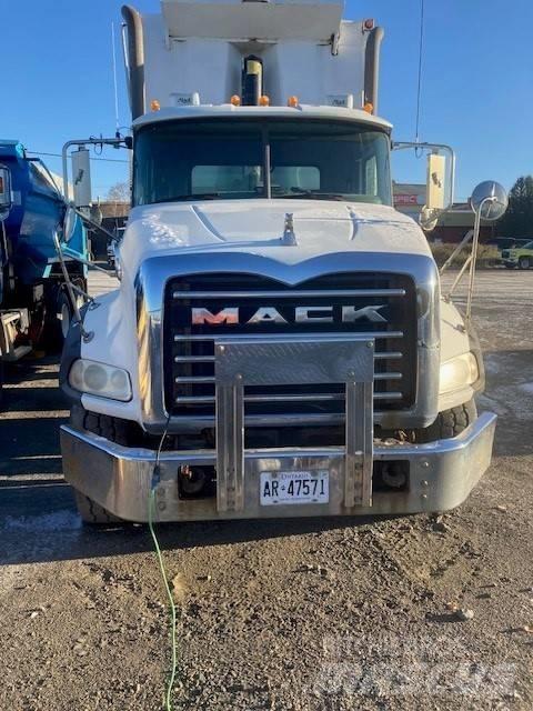 Mack GU813 Kiperi kamioni