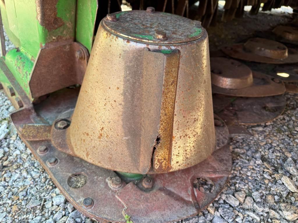 John Deere 131 Kosilice sa postoljem za vuču