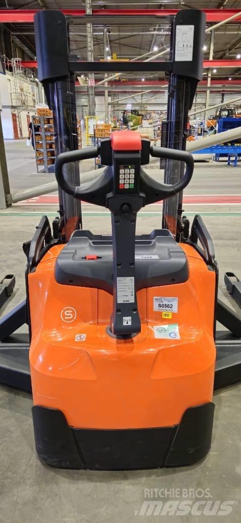 Toyota SWE140S Ručni električni viljuškar