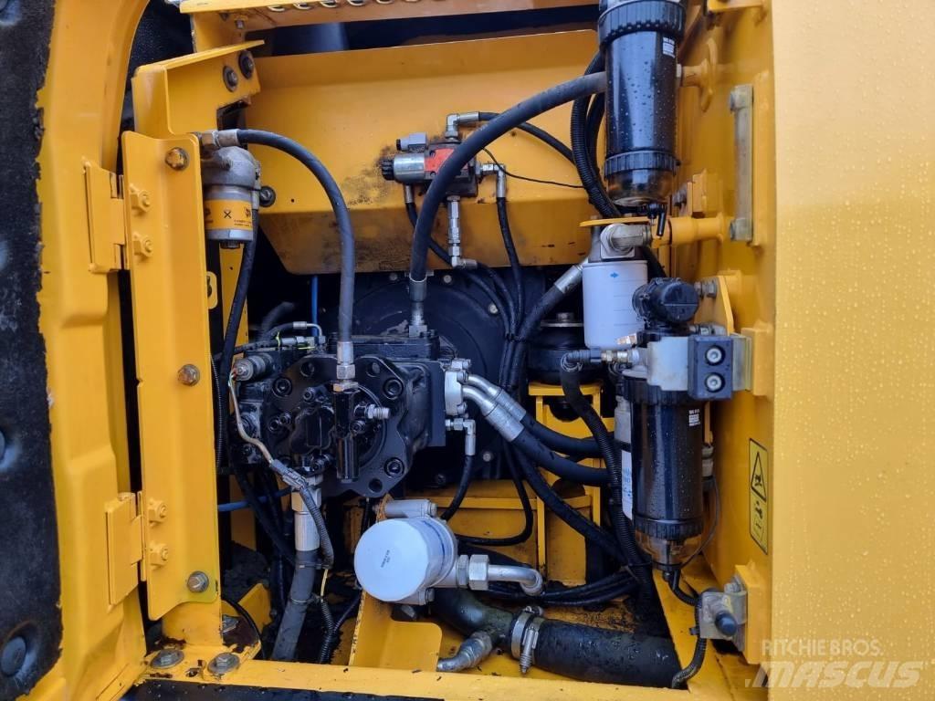 JCB JS 130 LC Bageri guseničari