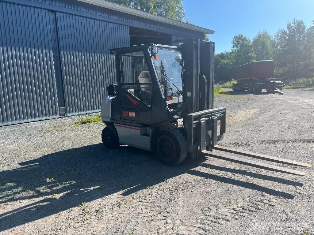 Nissan FGD02A320 Dizelski viljuškari