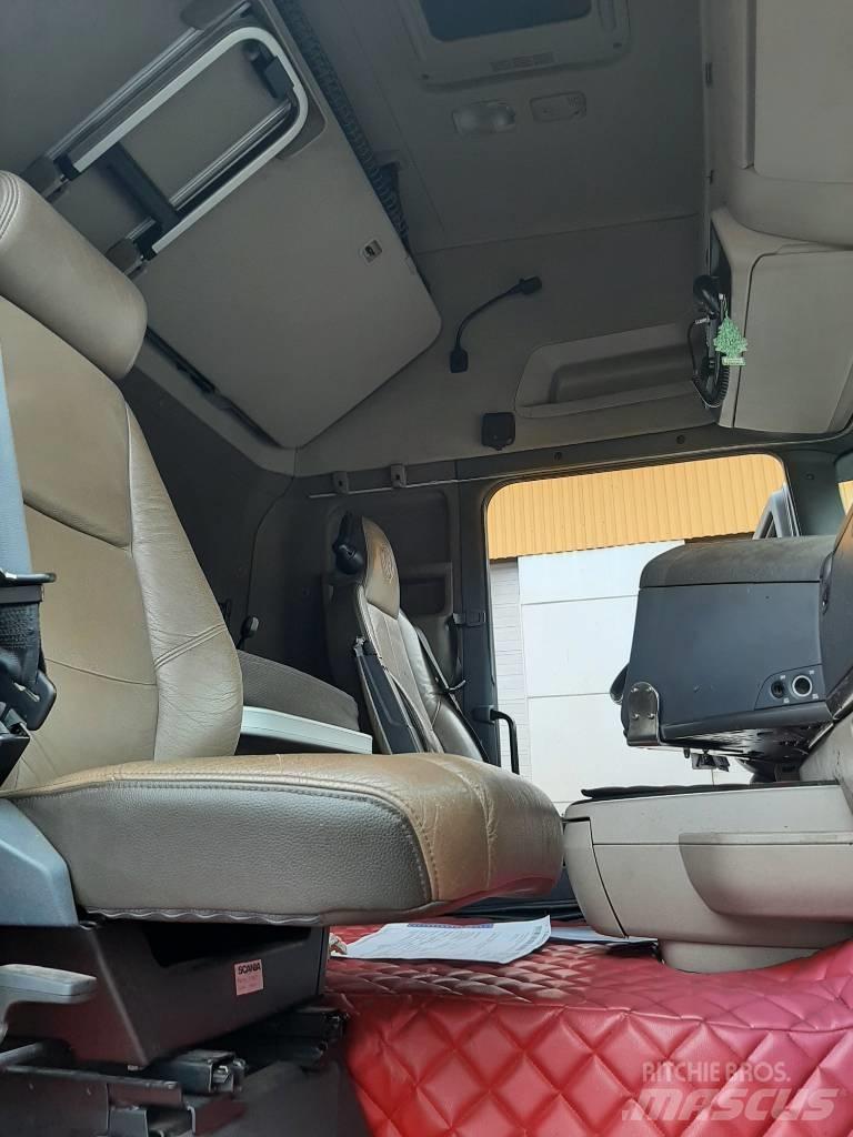 Scania R 560 Rol kiper kamioni sa kukom za podizanje tereta