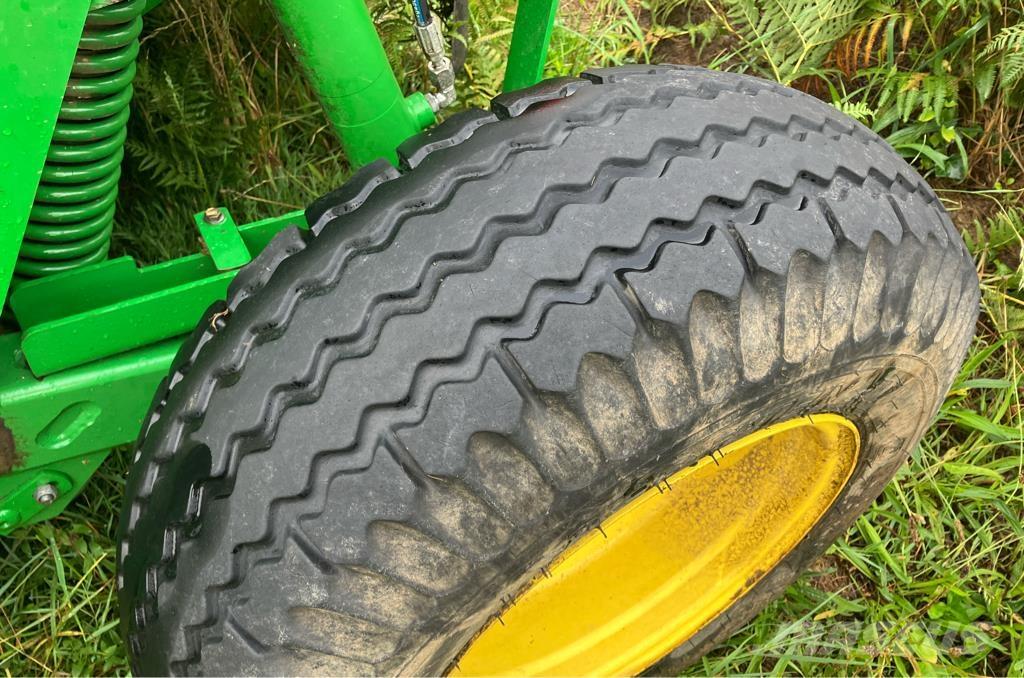John Deere 1365 Kosilice sa postoljem za vuču