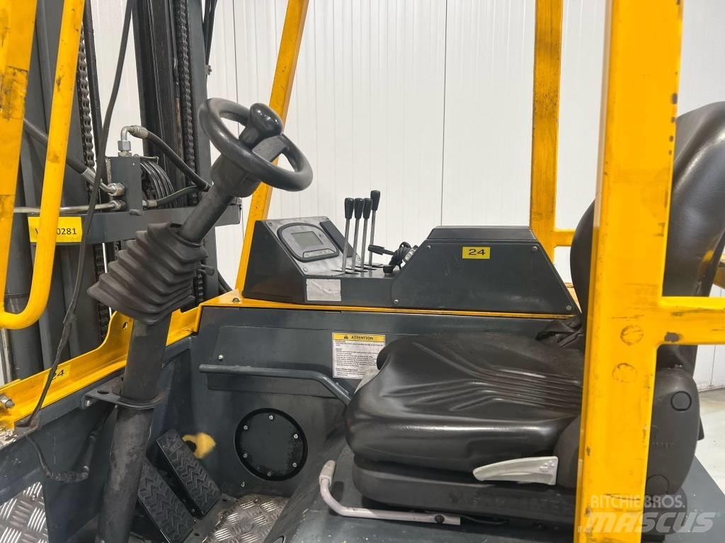 Combilift CBE2500 Viljuškari sa 4-stranskim dohvatom
