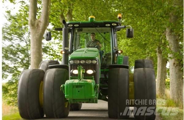 John Deere JD8270 Traktori