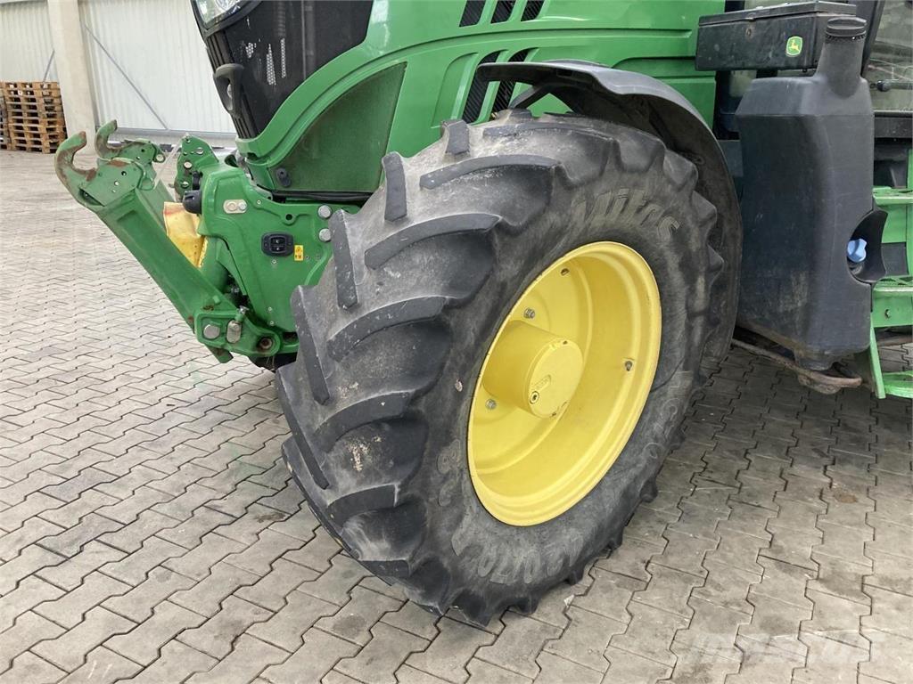 John Deere 6110R Traktori