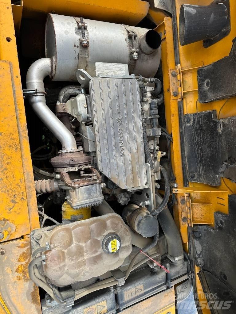 JCB JS 130 LC Bageri guseničari