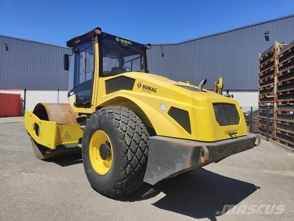 Bomag BW 211 D-50 Gumeni valjci na točkovima
