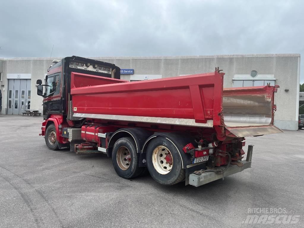 Scania R580 Rol kiper kamioni sa kukom za podizanje tereta