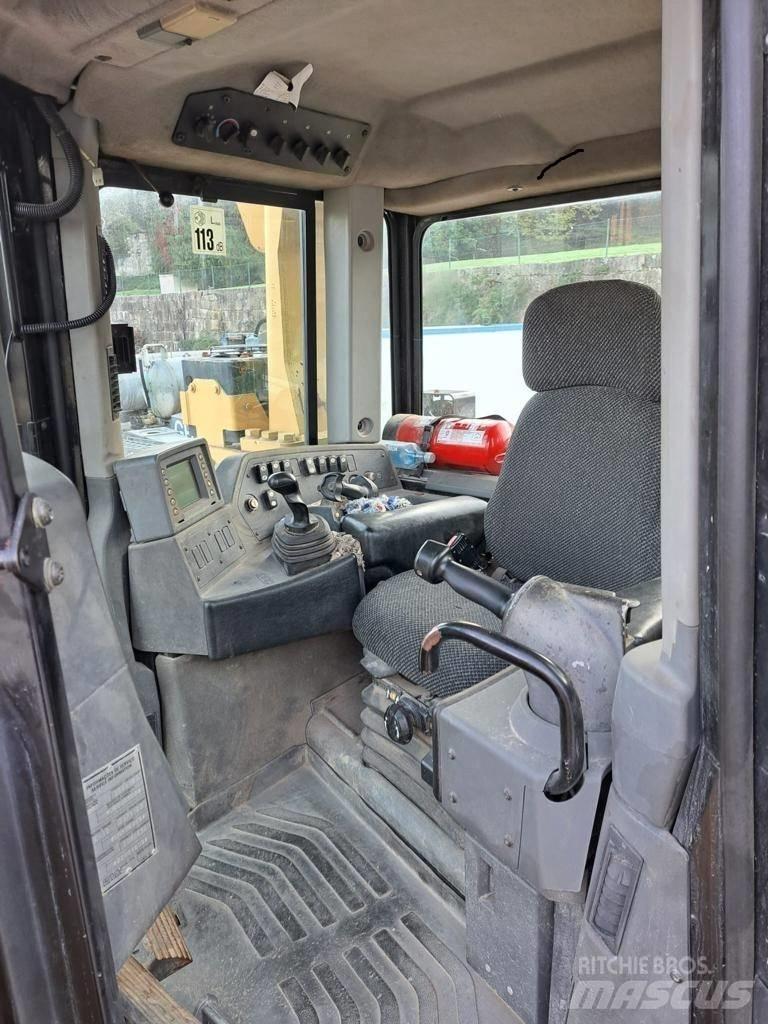 CAT D 8 T Buldožeri guseničari