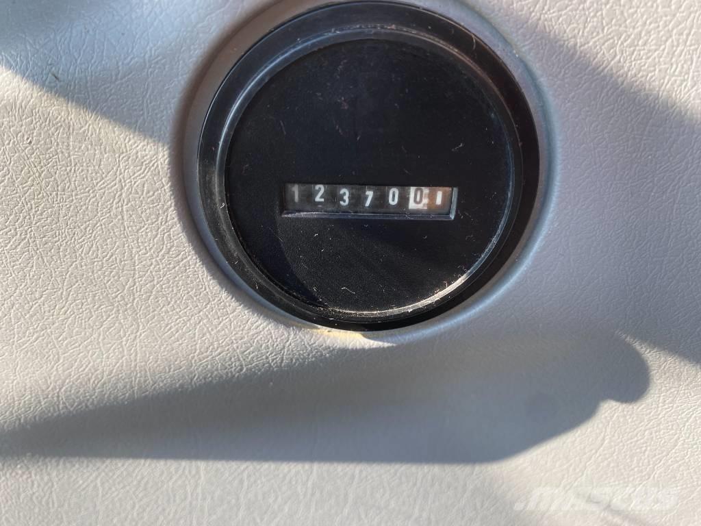 New Holland E 145 Bageri guseničari