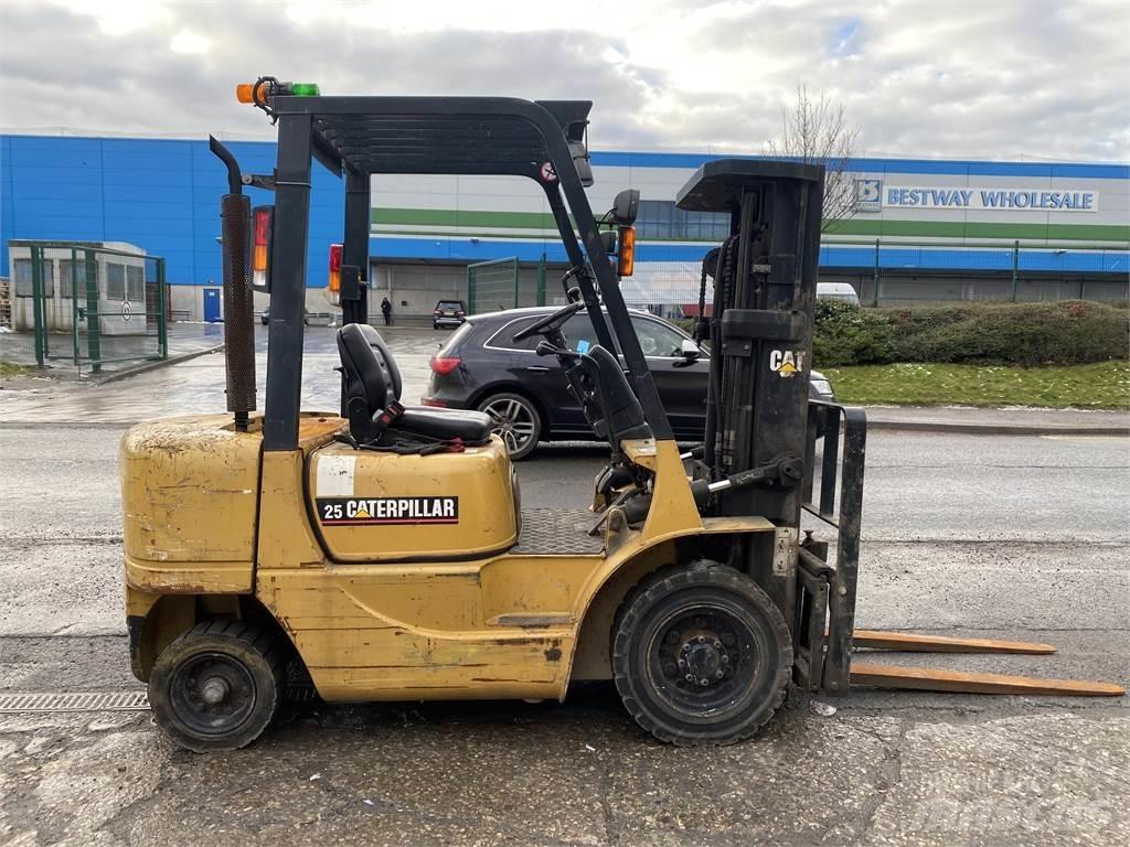 CAT DP25K Dizelski viljuškari