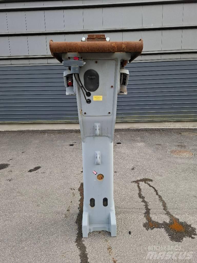 Epiroc EC 155CL Čekići