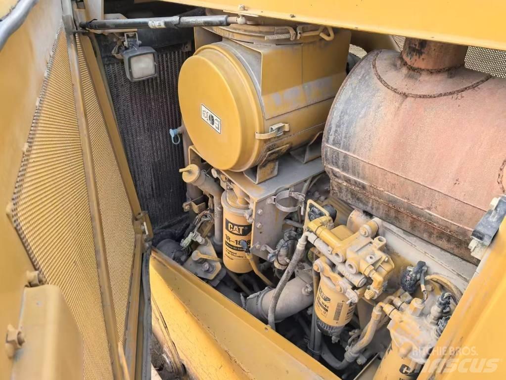 CAT D8T bulldozers Buldožeri guseničari