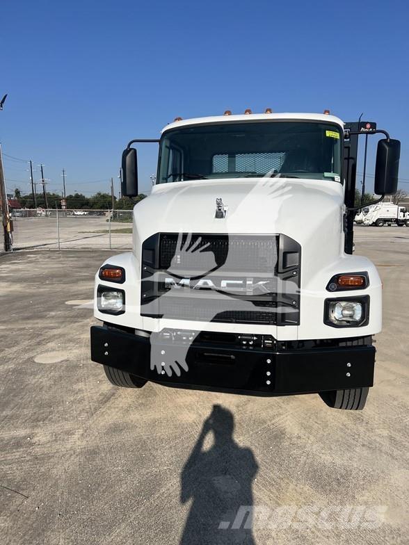 Mack MD6 Kamioni sa otvorenim sandukom