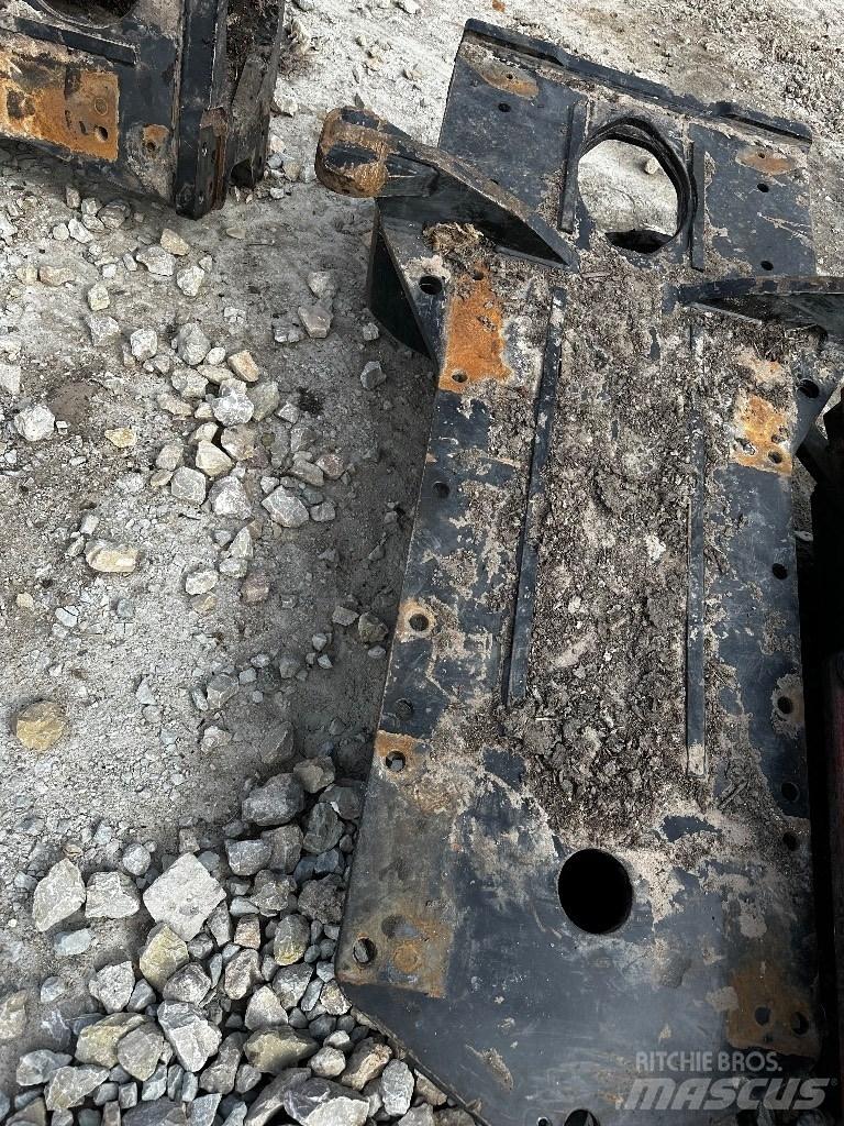 Komatsu 895 Šasija i vešenje