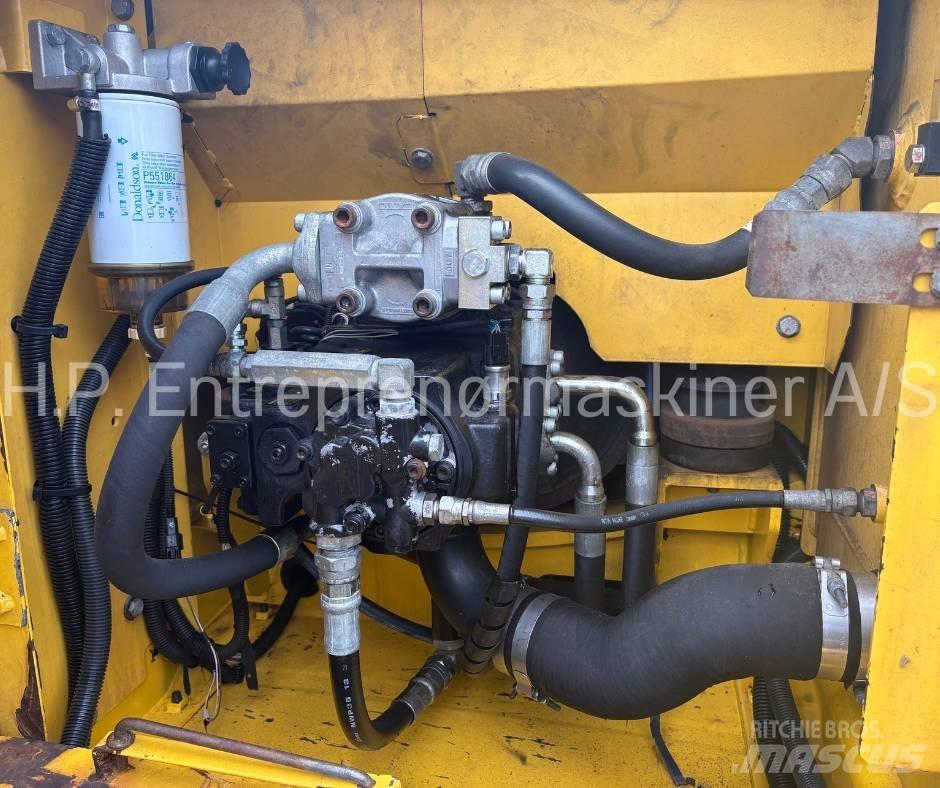 New Holland E 135 B Bageri guseničari