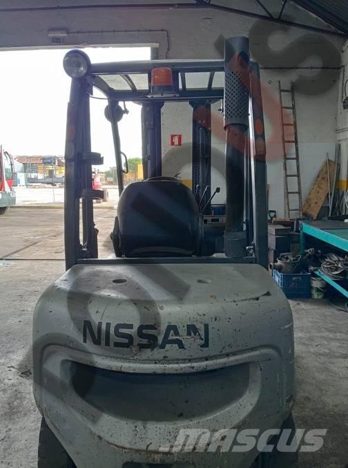 Nissan FGD02A30Q Viljuškari sa pomičnim stupom