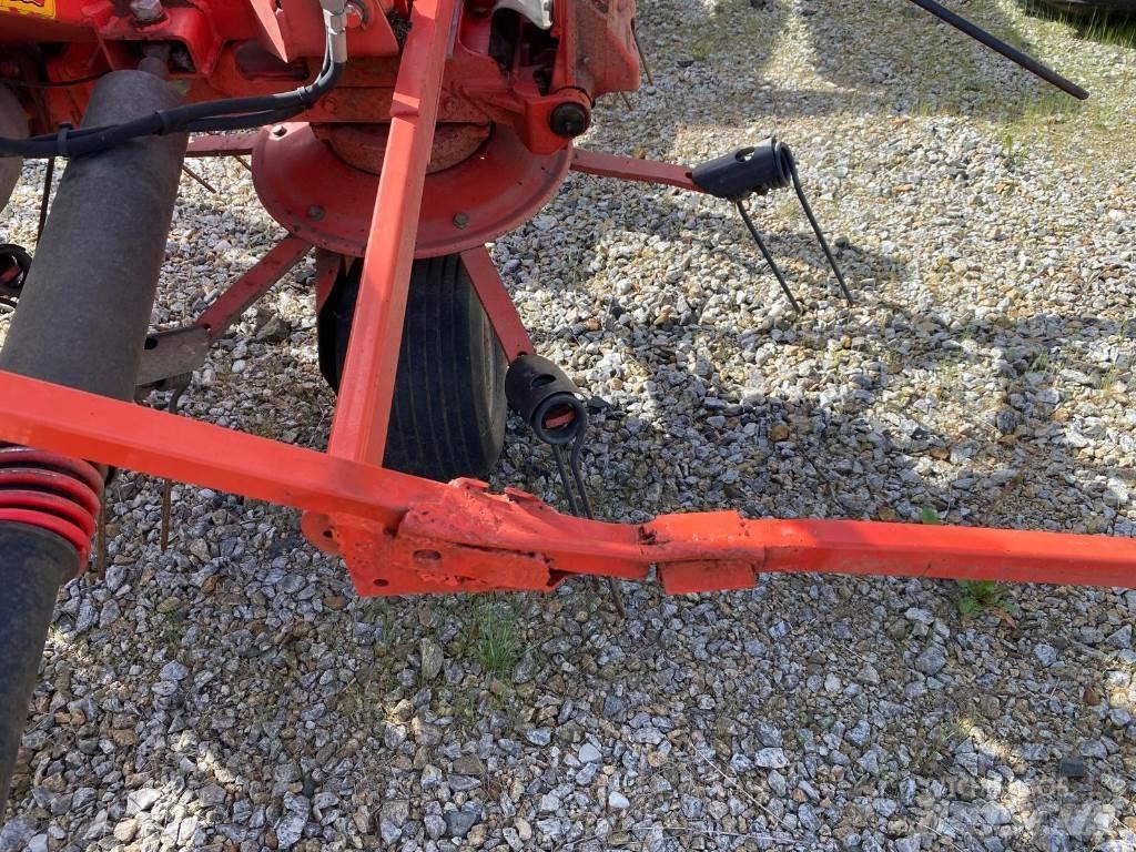 Kuhn GF8702 Okretači i sakupljači sena