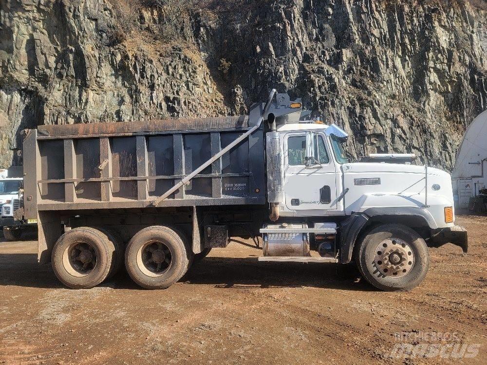 Mack CL 713 Kiperi kamioni