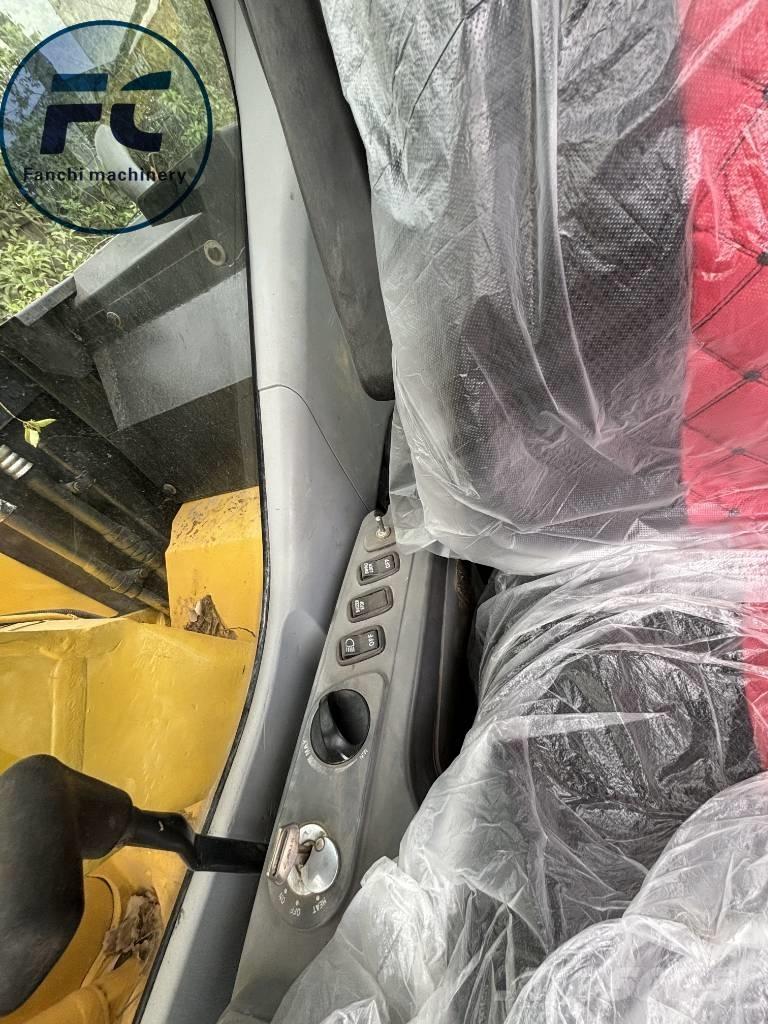 Komatsu 128 Bageri guseničari