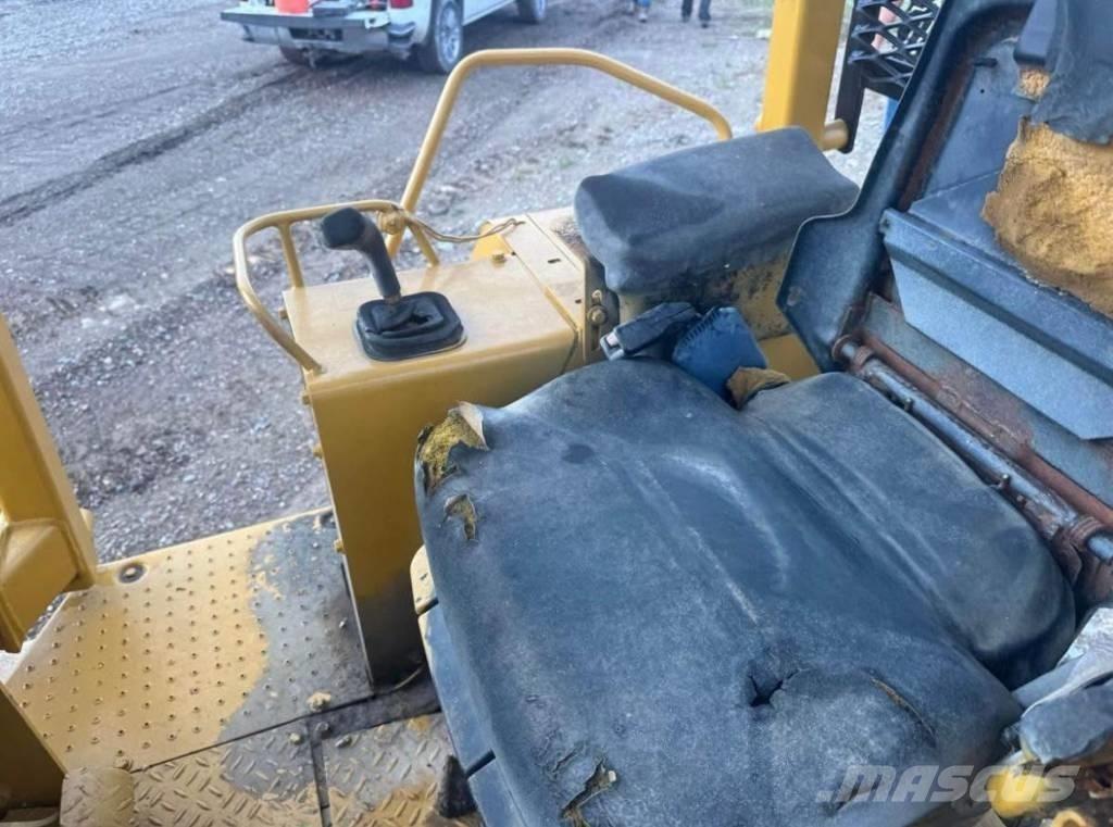 CAT D4C3 Buldožeri guseničari