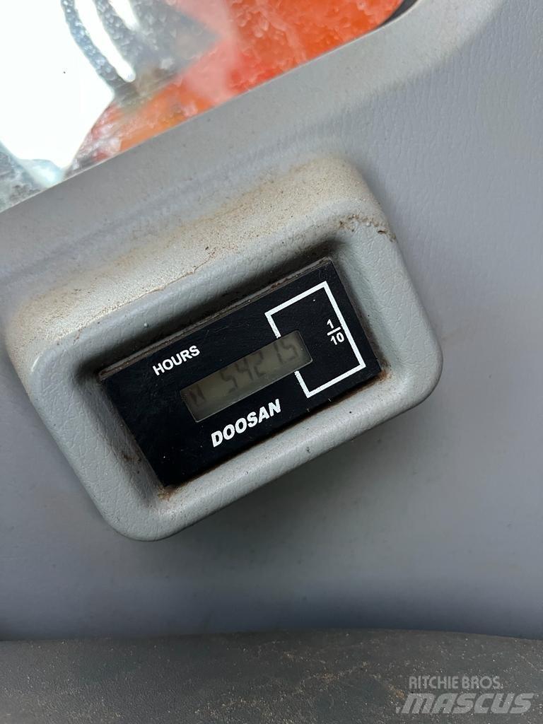 Doosan DX140 LCR Bageri guseničari