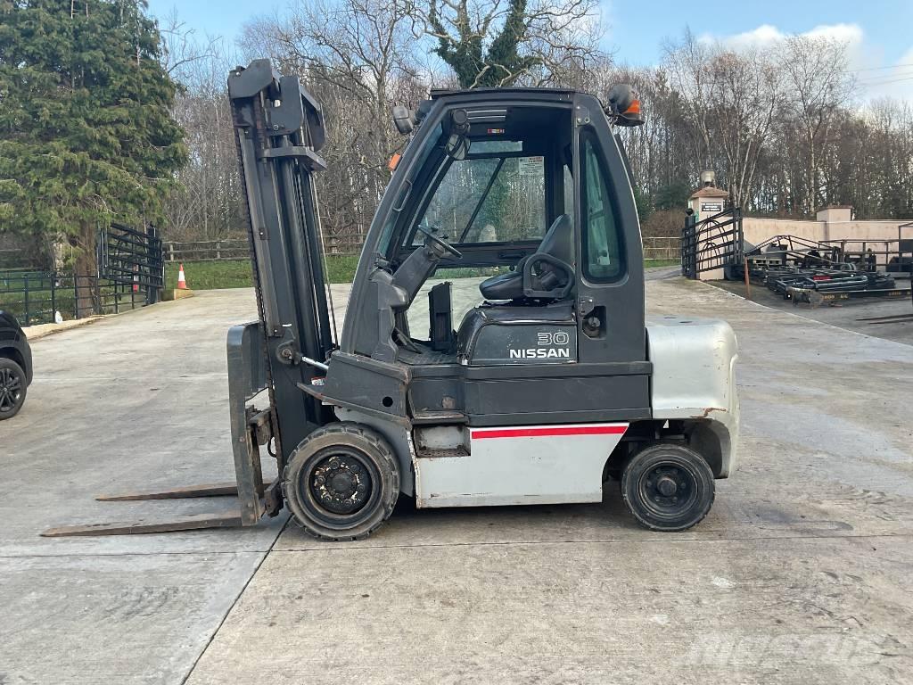 Nissan 30 Forklift Teleskopski viljuškari